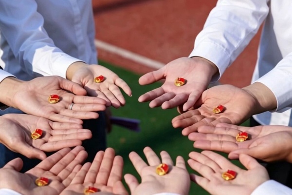 五四青年节——咔嚓！保理学子与团旗的青春同框