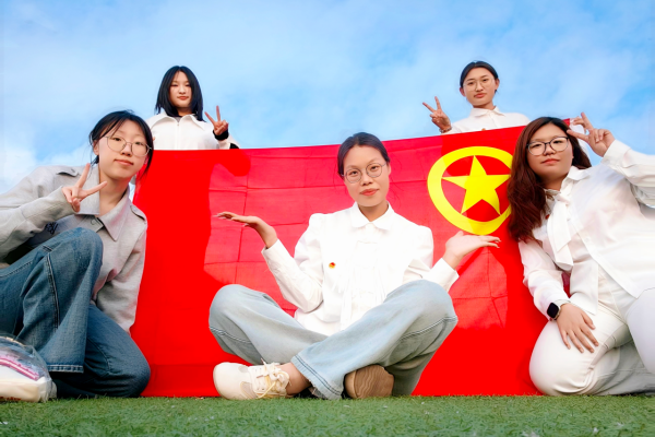五四青年节——咔嚓！保理学子与团旗的青春同框
