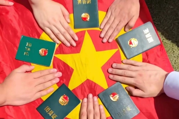 五四青年节——咔嚓！保理学子与团旗的青春同框
