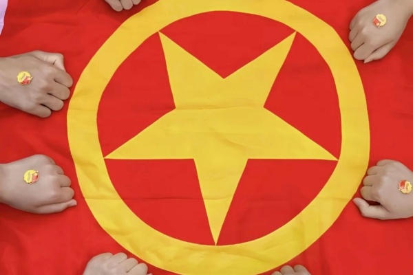 五四青年节——咔嚓！保理学子与团旗的青春同框