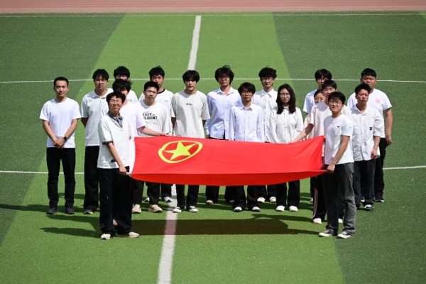 五四青年节——咔嚓！保理学子与团旗的青春同框