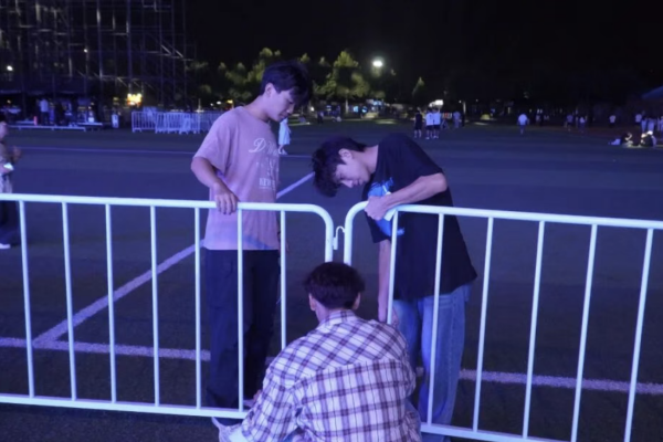 致敬幕后微光——聚光灯之外！是他们托举起整场青春盛典