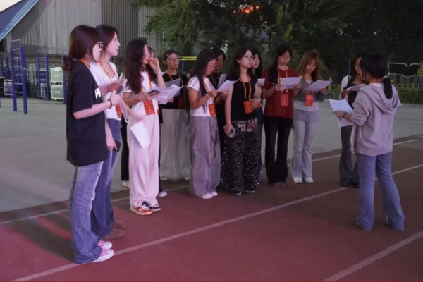 致敬幕后微光——聚光灯之外！是他们托举起整场青春盛典