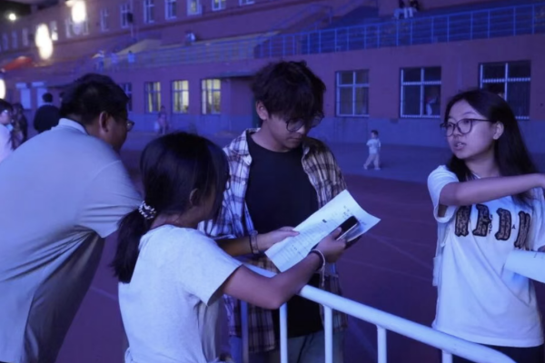 致敬幕后微光——聚光灯之外！是他们托举起整场青春盛典
