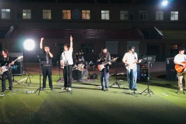 风遇校园,音浪留声——草地音乐节圆满落幕——我们把春天唱成了歌