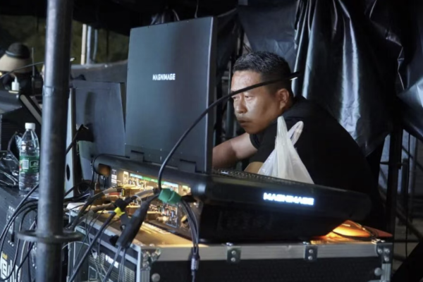 致敬幕后微光——聚光灯之外！是他们托举起整场青春盛典