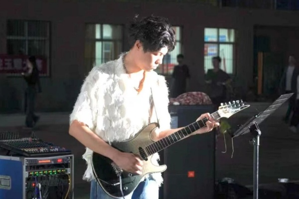 风遇校园,音浪留声——草地音乐节圆满落幕——我们把春天唱成了歌