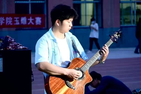 风遇校园,音浪留声——草地音乐节圆满落幕——我们把春天唱成了歌