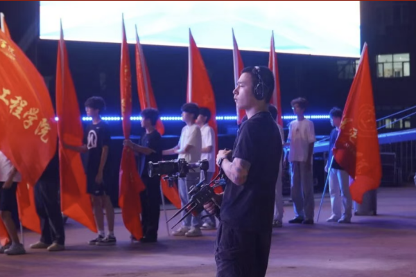 致敬幕后微光——聚光灯之外！是他们托举起整场青春盛典